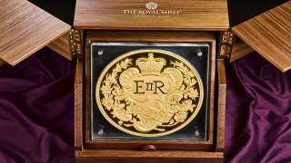 بريطانيا تسك أكبر عملة بوزن 15 كيلوغراماً احتفالاً بالملكة