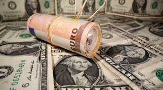 الدولار ينخفض مقابل اليورو في تعاملات الجمعة
