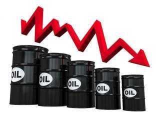النفط يهبط لأدنى مستوى في 8 أشهر