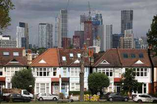 انهيار مبيعات المساكن في بريطانيا بسبب سحب عروض التمويل